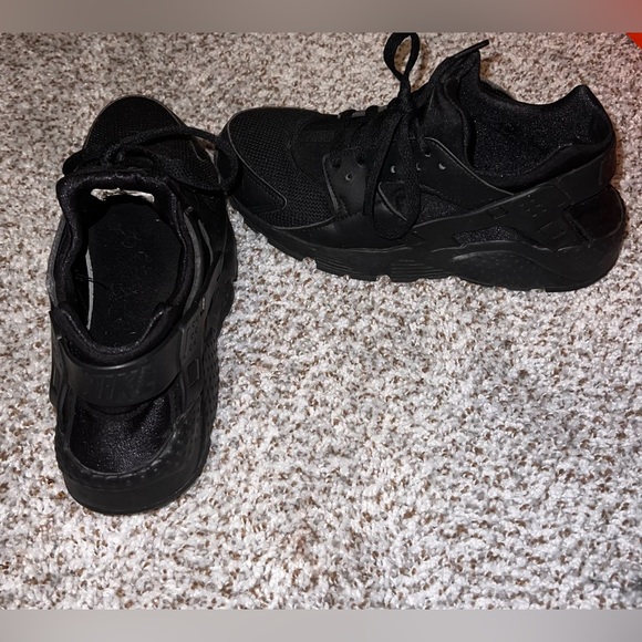 Women’s black Nike Huaraches - Picture 1 of 5